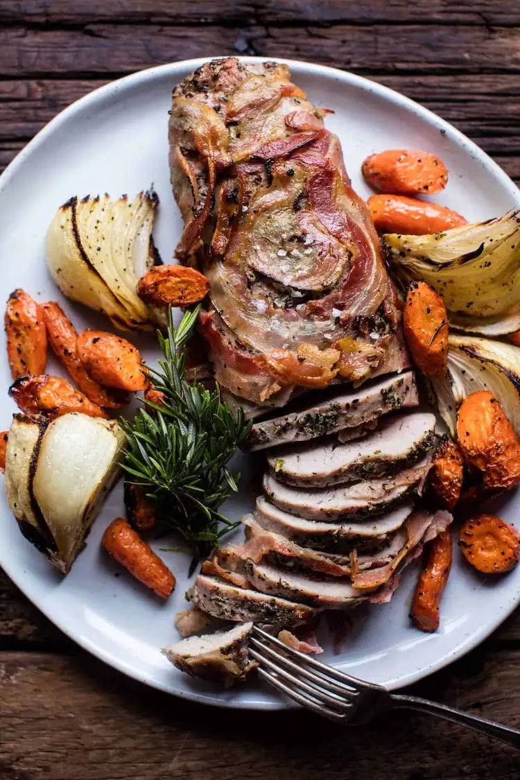 Schweinefilet mit Speck und Gemüse eignet sich perfekt für Ihr Weihnachtsmenü