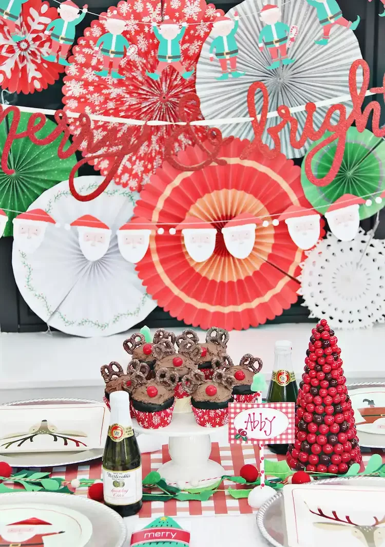 Sie können den Weihnachtstisch für Kinder dekorieren, mit farbenfrohen Papierfächern