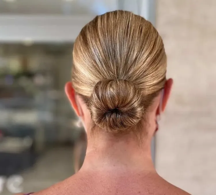 Sleek Bun Hochsteckfrisur Anleitung festliche Frisuren Frauen ab 50