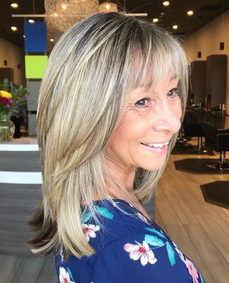 Stufenschnitt mit Pony mittellange Frisuren für Frauen ab 60