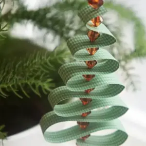 Tannenbaum basteln aus Papier mit Mustern und Perlen