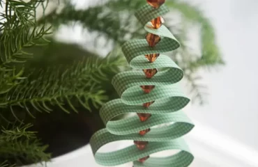 Tannenbaum basteln aus Papier mit Mustern und Perlen