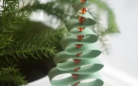 Tannenbaum basteln aus Papier mit Mustern und Perlen