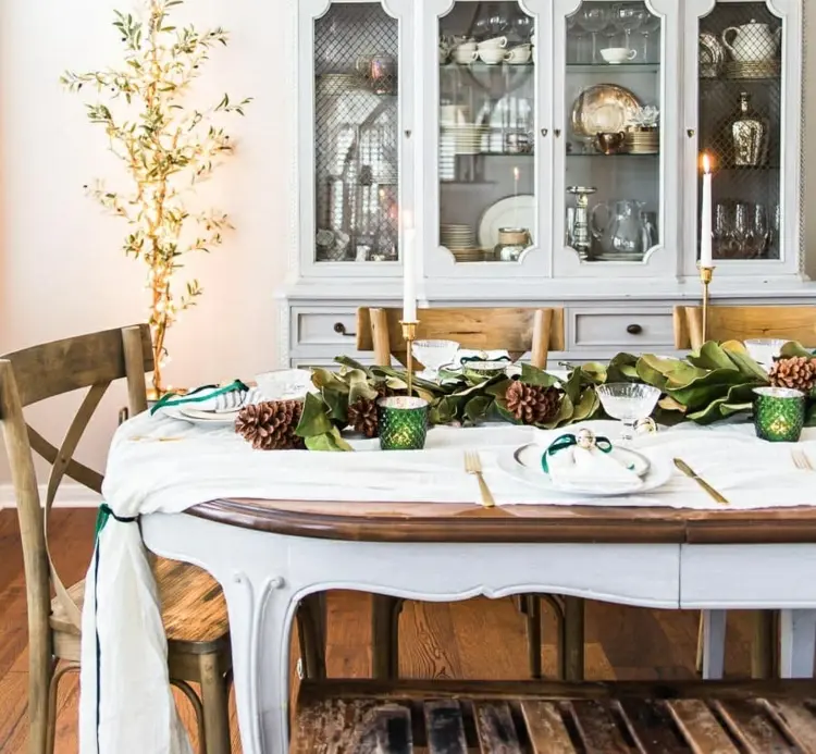Tisch decken für Weihnachten - Ovale Tisch dekoriert man ähnlich wie rechteckige