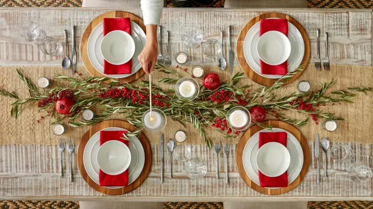 Tisch decken für Weihnachten - Rechteckig Tischform mit länglicher Tischdeko für die Mitte