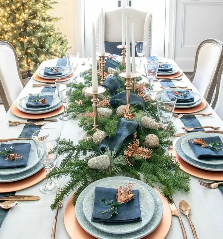 Tisch decken für Weihnachten - Zwei Farben kombinieren oder eine dritte in ähnlicher Nuance