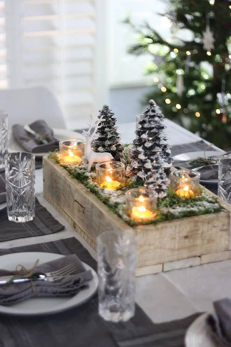 Tischdeko zu Weihnachten in einer Holzkiste arrangieren mit Teelichtern