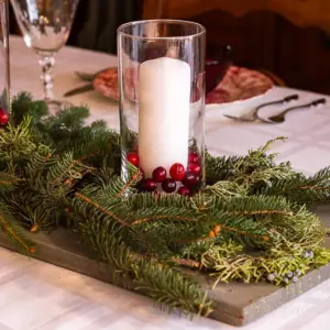 Tischdeko zu Weihnachten mit Naturmaterialien selber machen und eine glänzende Atmosphäre für die Feiertage schaffen