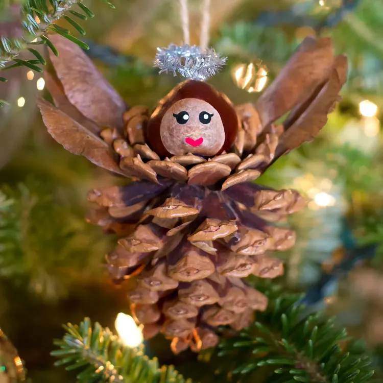 Upcycling Engel aus Tannenzapfen basteln DIY Weihnachtsdeko aus Naturmaterialien
