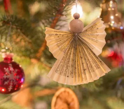 Upcycling Engel basteln aus altem Papier nachhaltige Weihnachtsdeko DIY Ideen