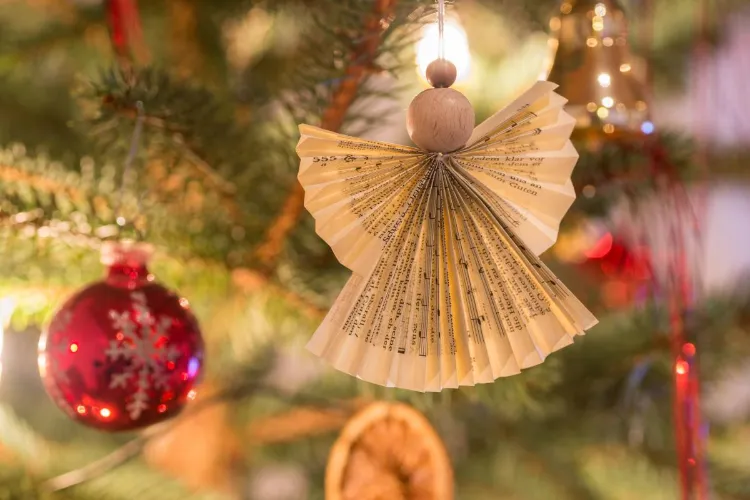 Upcycling Engel basteln aus altem Papier nachhaltige Weihnachtsdeko DIY Ideen
