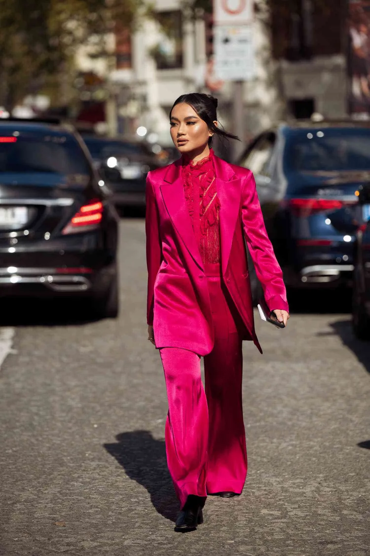 Viva Magenta Pantone Farbe des Jahres 2023 Winter Business Outfits Frauen