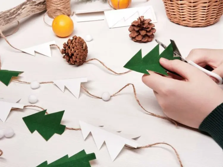 Weihnachtliche Bastelidee für Groß und Klein mit Bastelpapier