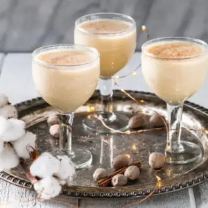 Weihnachtlicher Aperitif Rezepte Weihnachtscocktail mit Eierlikör und Rum