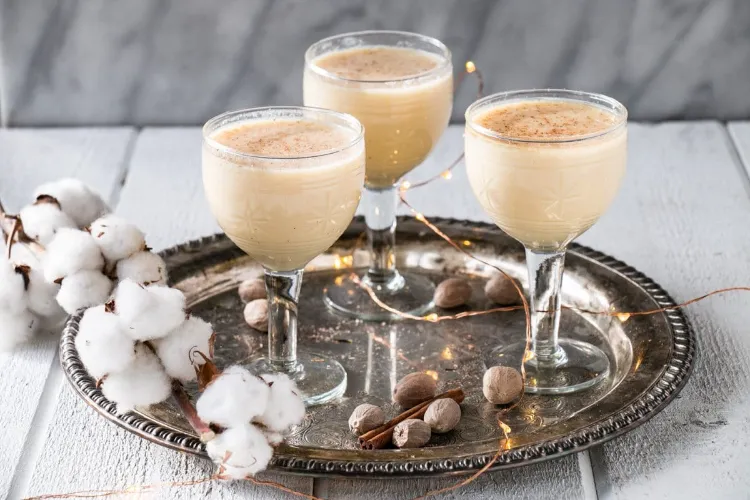Weihnachtlicher Aperitif Rezepte Weihnachtscocktail mit Eierlikör und Rum