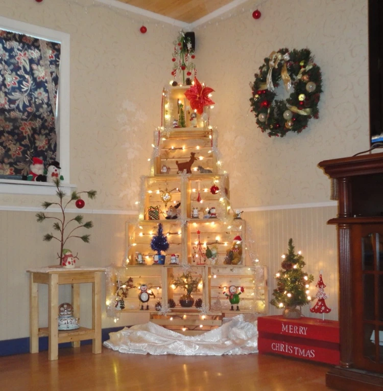 Weihnachtsbaum selber machen für die Zimmerecke aus Holzkisten