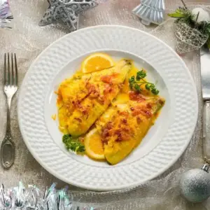 Weihnachtsessen mit Fisch in Safran Soße