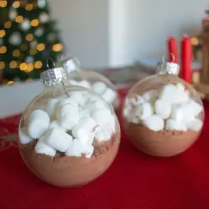 Weihnachtskugeln mit heißer Schokolade zum Selbermachen als Geschenk zu Weihnachten