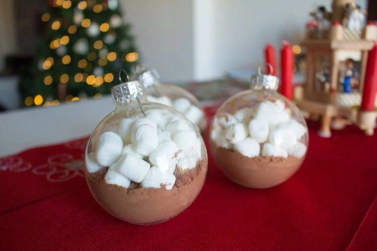 Weihnachtskugeln mit heißer Schokolade zum Selbermachen als Geschenk zu Weihnachten