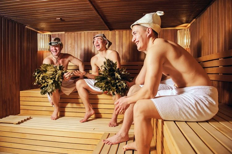Weihnachtstraditionen und -bräuche - festliche Sauna in Finnland
