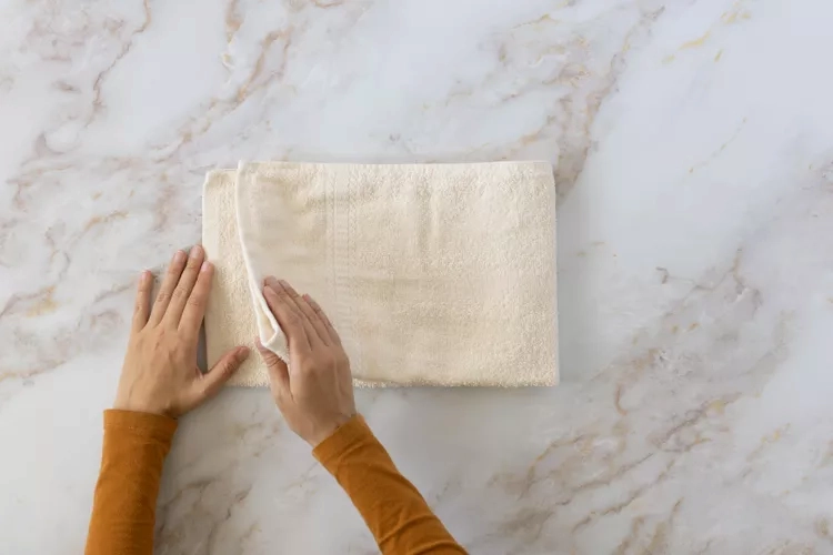 Handtuch falten: Wenn Ihr Stauraum sehr eng ist, eignet sich die schmale Faltung gut