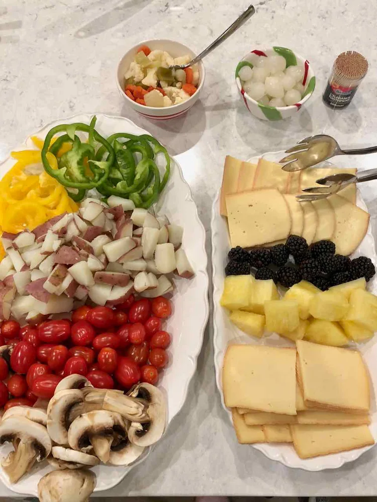 Wenn Sie Ihren Raclette-Tisch decken, können Sie neben Gemüse und Obst auch andere Beilagen servieren