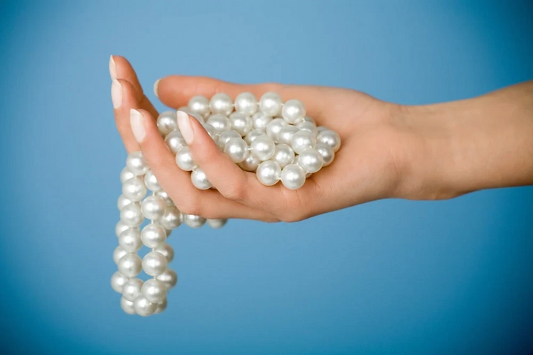 Wie sollen Perlen gepflegt werden, um glänzend zu bleiben