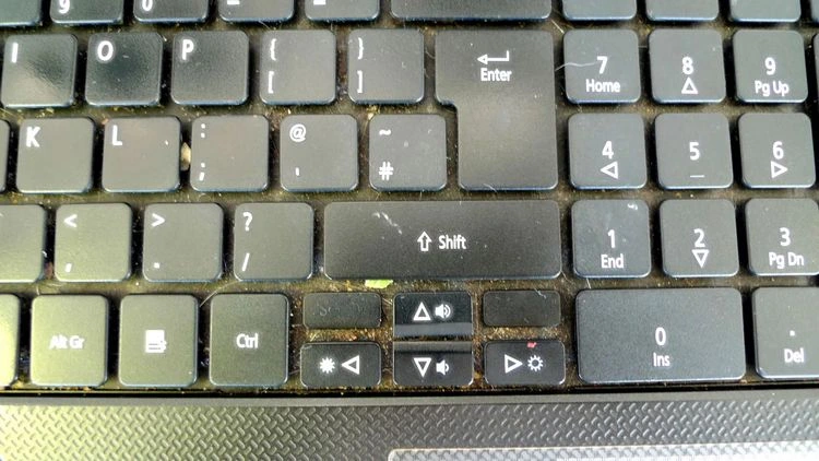 Wie sollten Sie die Tastatur säubern?