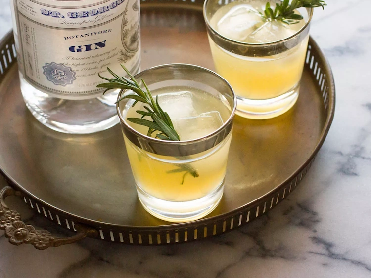 durch verwendung von saft aus gebratenen zitronen und rosmarin sekt cocktail mit gin lecker zubereiten