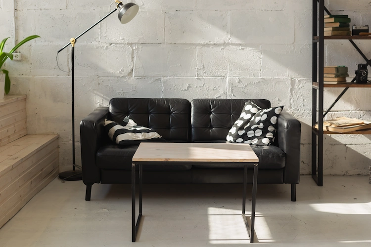 elegantes sofa in kompakter größe als einrichtungselement bei wohnzimmer trends 2023