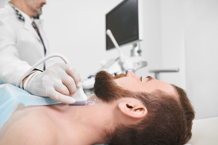 endokrinologe untersucht patienten bei lymphknoten am hals geschwollen mit ultraschall