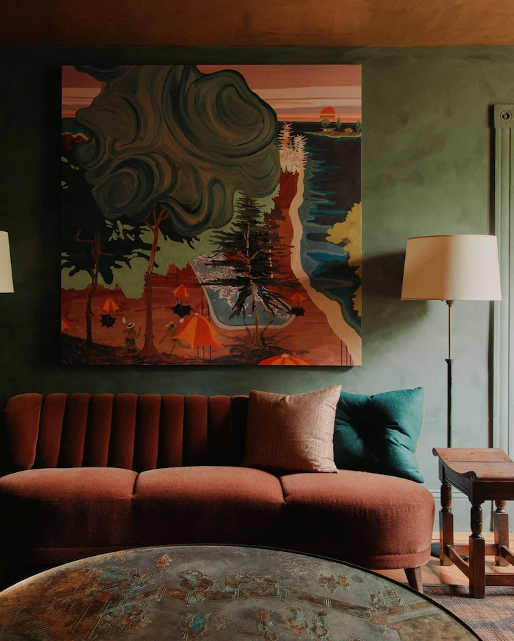 erdige farbtöne und wandkunst mit geschwungenem sofa und tisch nach den wohntrends 2023 einrichten