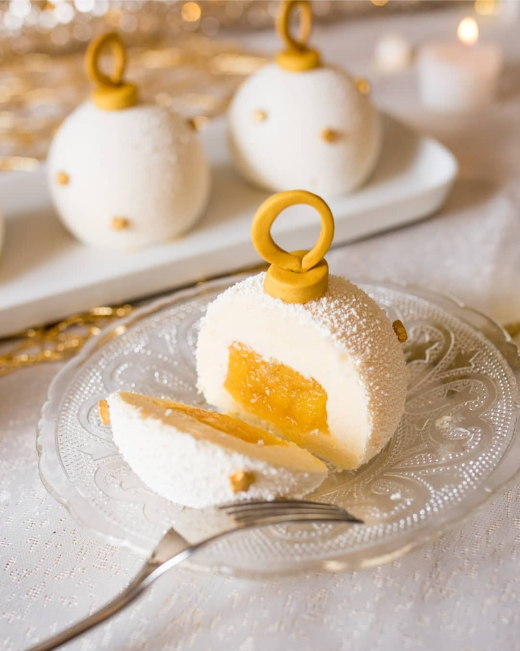 essbare weihnachtsdeko weihnachtskugel aus weißer schokoladenmousse und mangound nüssen