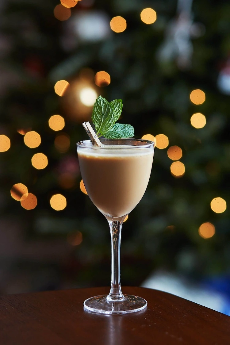 festliche cocktails zu weihnachten zubereiten nach leckeren rezeptideen mit saisonalen zutaten