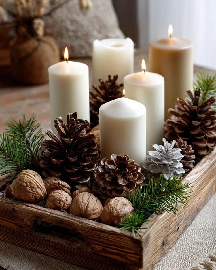 Flache Holzkisten statt Adventskranz mit Tannengrün, Zapfen, Walnüssen und Kerzen