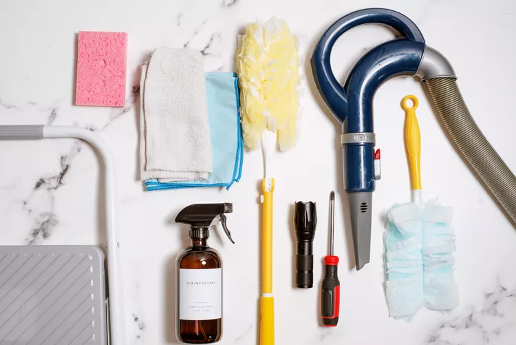 für die reinigung eines abluftventilators im badezimmer benötigtes reinigungswerkzeug zusammenstellen