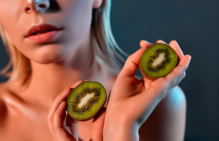 gegen hautalterung kiwi mit schale essen oder als natürliches kosmetisches produkt verwenden