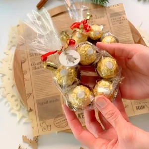 Geschenke aus Süßigkeiten selber machen mit Rocher als Kranz