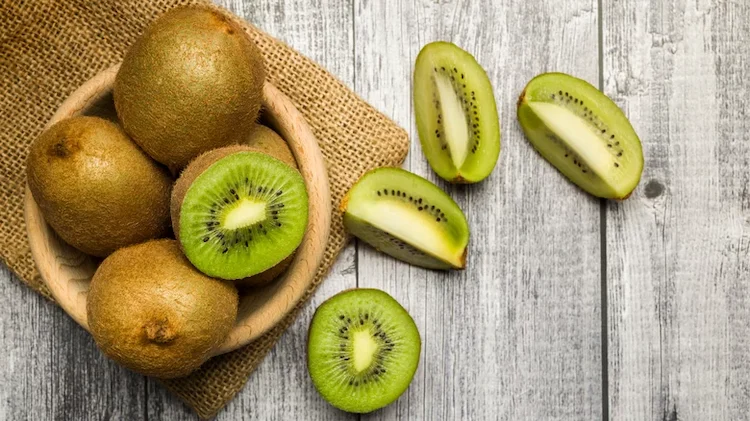 halbierte oder geviertelte kiwi mit schale essen und dank folsäure in der schwangerschaft gesund bleiben