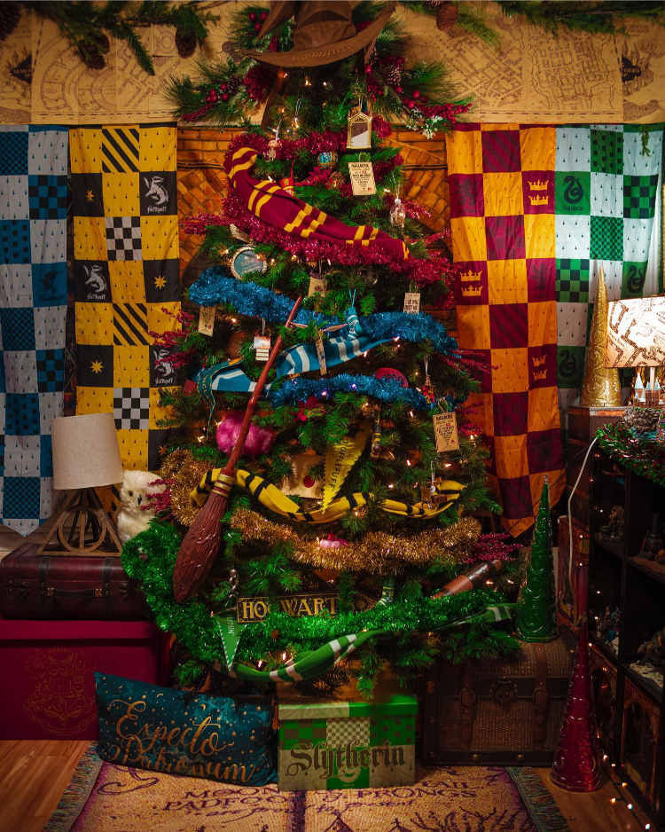harry potter weihnachtsbaum mit den schals aller häuser