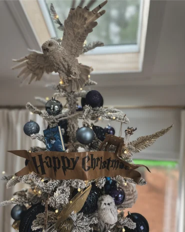 harry potter weihnachtsbaum mit eule als spitze