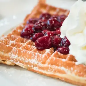 heiße Kirschen für Waffeln Rezept Weihnachtsfrühstück Ideen