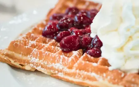 heiße Kirschen für Waffeln Rezept Weihnachtsfrühstück Ideen