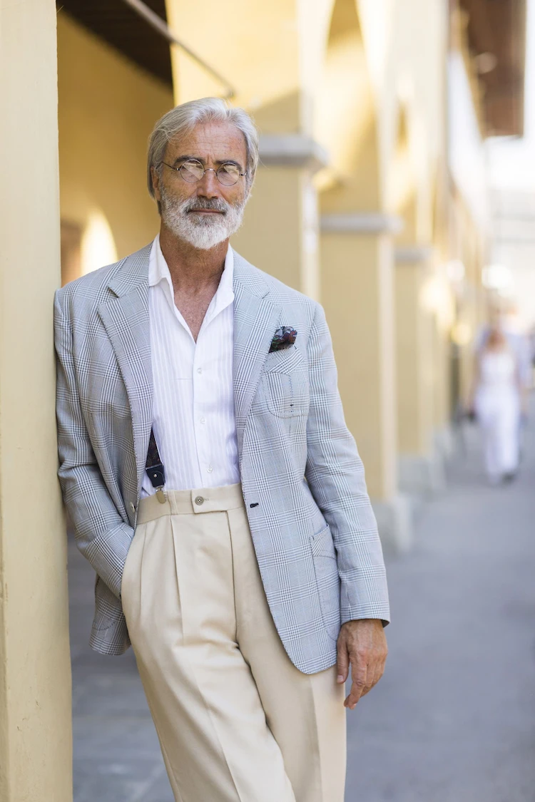 helle farben wählen und sich stilvoll als mann in höherem alter kleiden nach dem trend