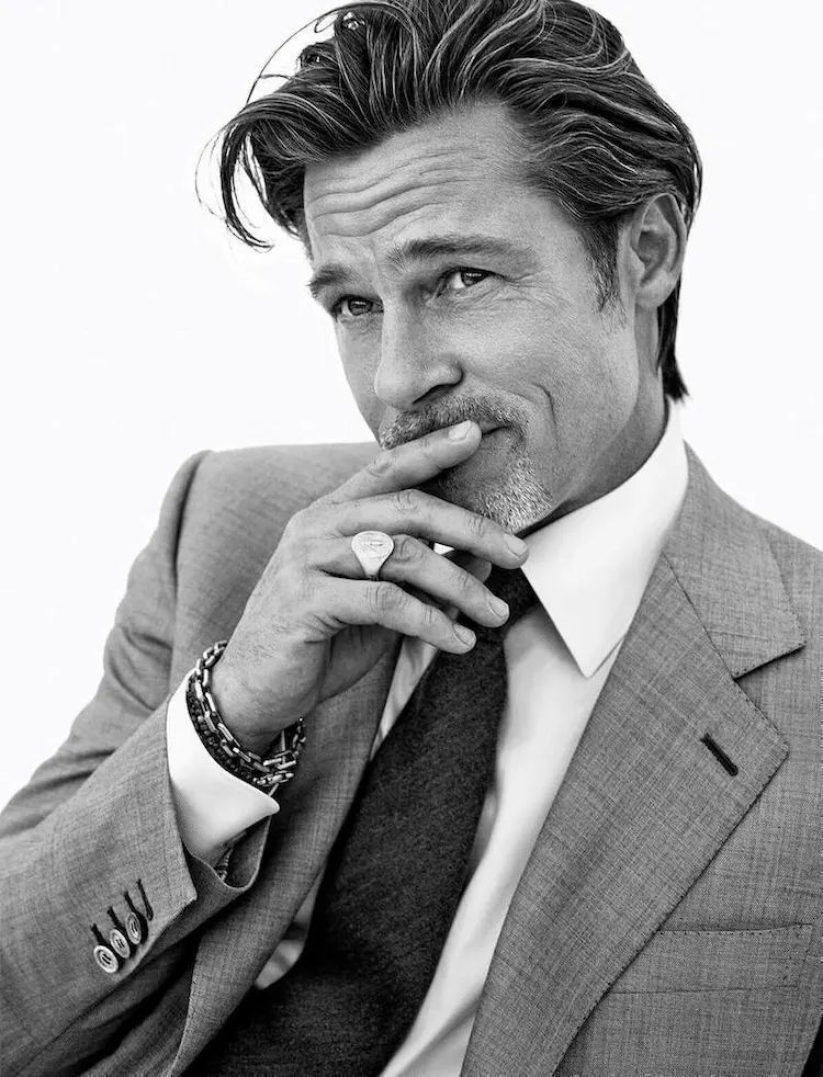 hollywoodstar brad pitt mit grauem anzug in zeitlosem look trägt klassische accessoires für herren mit stil