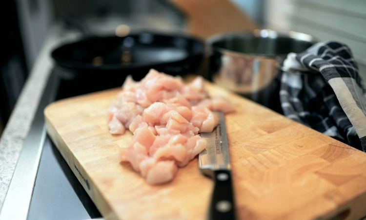 holzbrett für fleisch verwenden und keimfreien kochbereich in der küche aufrechterhalten