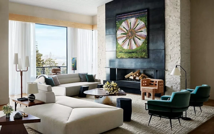 komfort durch polstermöbel und visuelle anziehungskraft durch kunstwerke als wohnzimmer trends 2023
