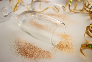 mit mod podge können sie wunderschöne glittergläser als silvester deko selber machen