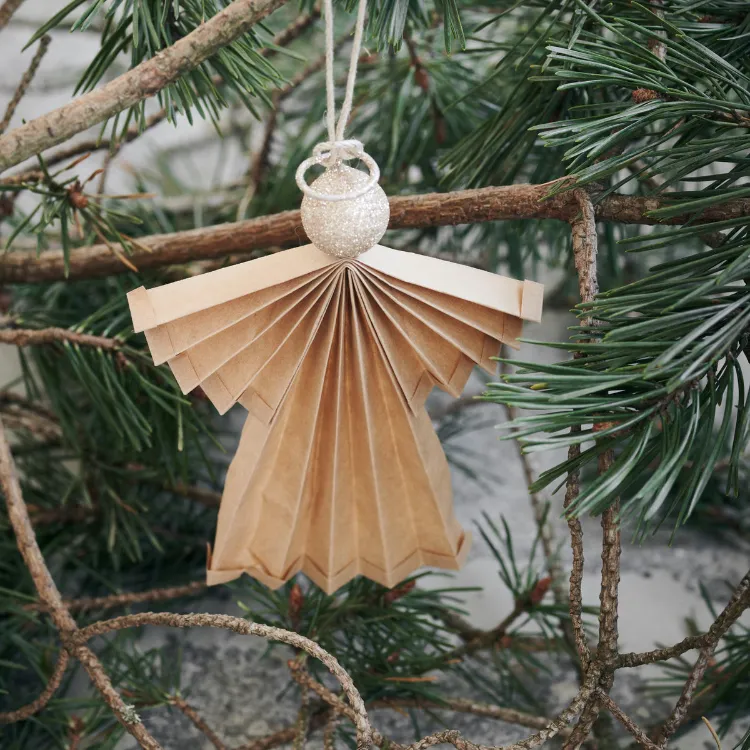 nachhaltige Weihnachtsdeko selber machen Upcycling Engel aus Papier basteln