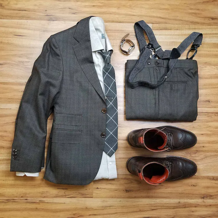 neutraler und monochromer look für elegante anlässe mit grauem anzug und oxfordschuhen